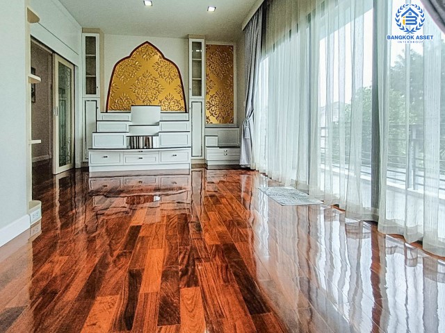 บ้านเดี่ยวมือสองย่านนนทบุรีฯ ม.เพอร์เฟคมาสเตอร์พีช รัตนาธิเบศร์  เนื้อที่กว้างขวางมากถึง 130.20 ตร.ว.  ฟังก์ชัน 4 ห้องนอน 5 ห้องน้ำ ที่จอดรถ 3 คัน เฟอร์นิเจอร์บิ้วท์อิน เปลี่ยนสุขภัณฑ์ใหม่ทั้งหลัง! บนทำเลแห่งการเดินทาง ใกล้รถไฟฟ้าสายสีม่วง "สถานีไทรม้า" และทางด่วน "งามวงศ์วาน" จองเลย!